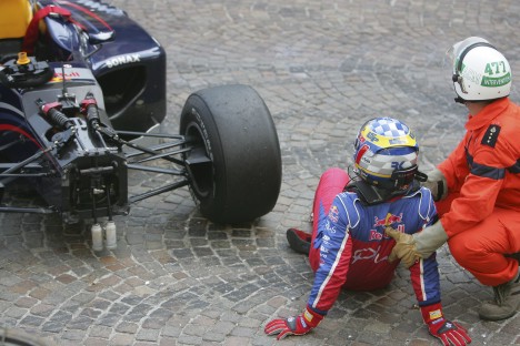 Der bliver ventet på lægehjælp - iøvrigt uden at safety car'en blev sendt på banen...
(Foto: GP2 Series)